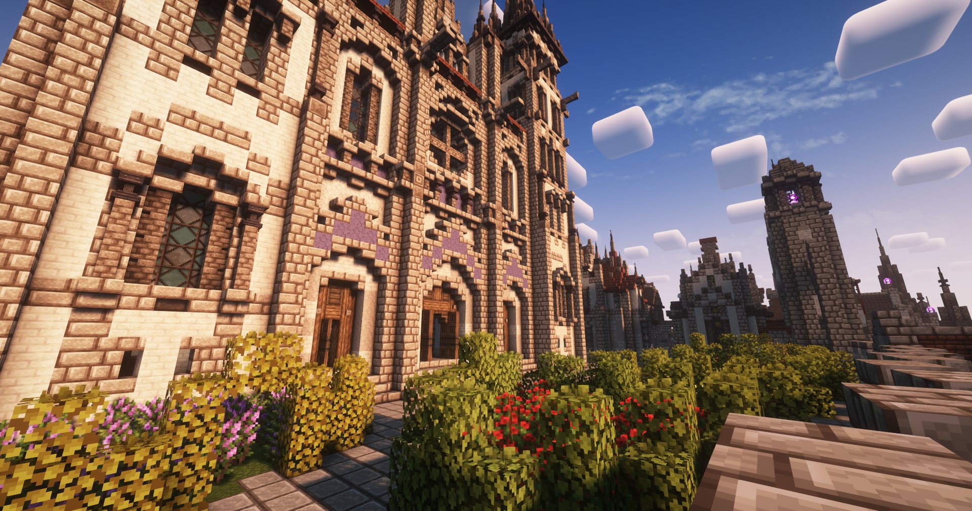 Façades médiévales et jardin fleuri