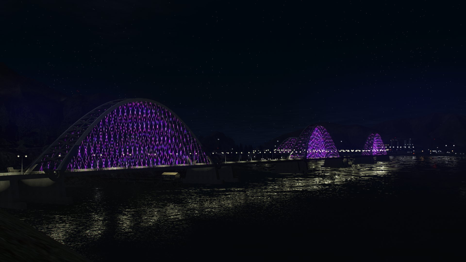 Pont illuminé en violet au-dessus de l’eau, de nuit