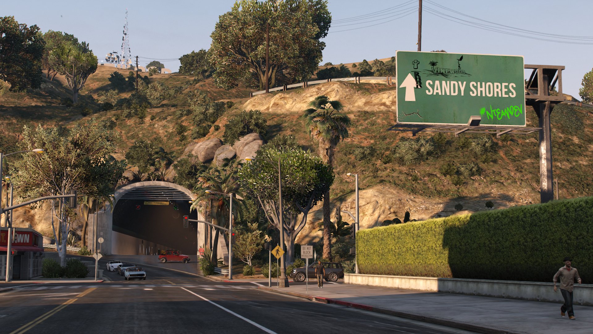 Route et tunnel près du panneau de Sandy Shores