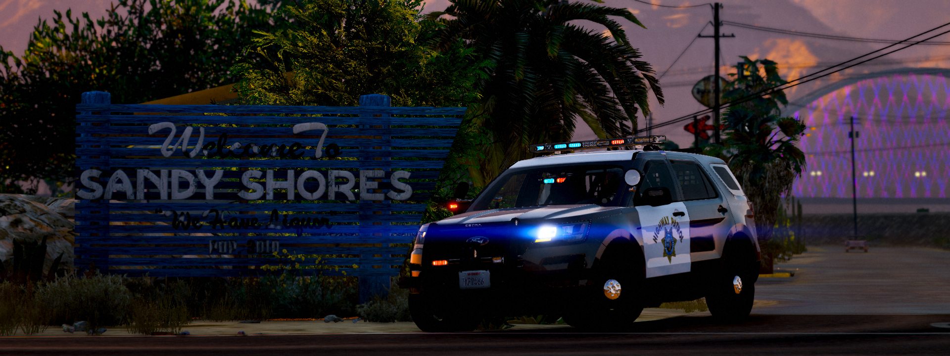 Voiture de police devant le panneau de Sandy Shores au crépuscule